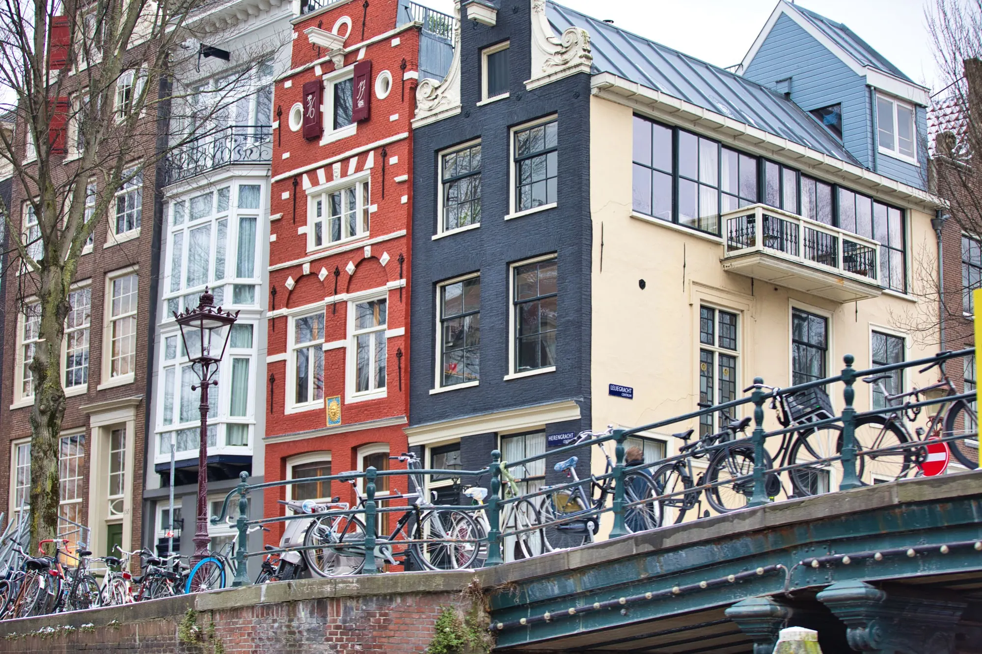 Amsterdamse gevels en fietsen op een brug
