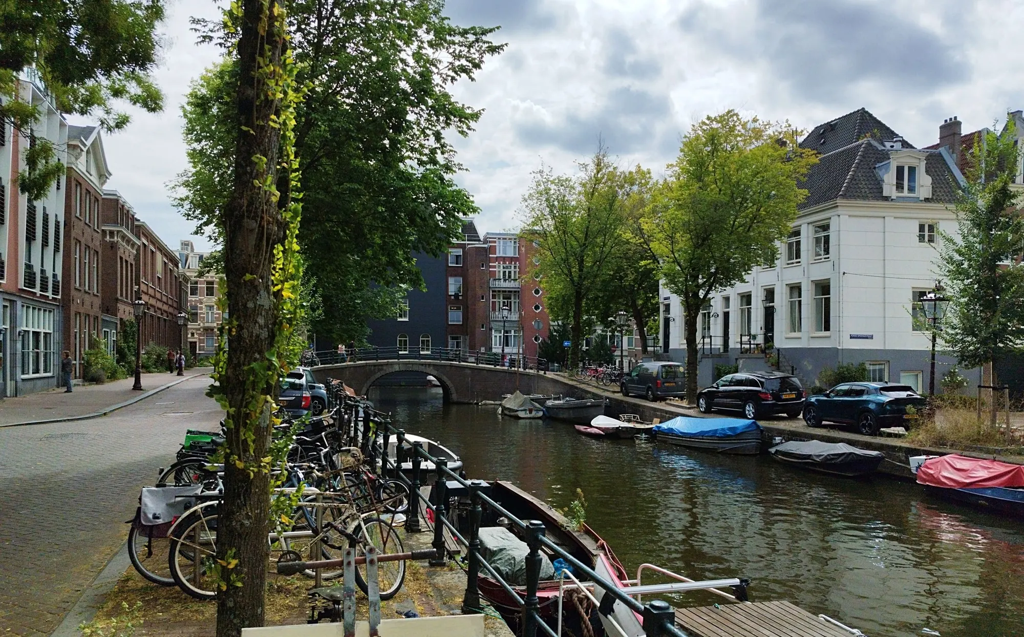 Gracht met fietsen en boten, pauze tussen zalen